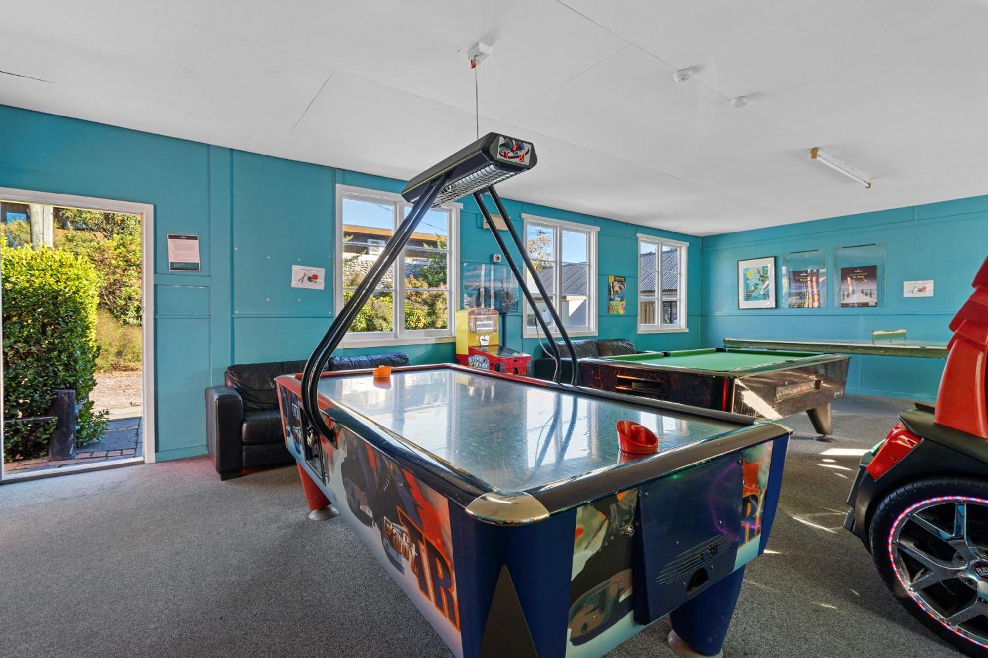Tasman Holiday Parks - Крайстчерч Екстер'єр фото Air hockey table
