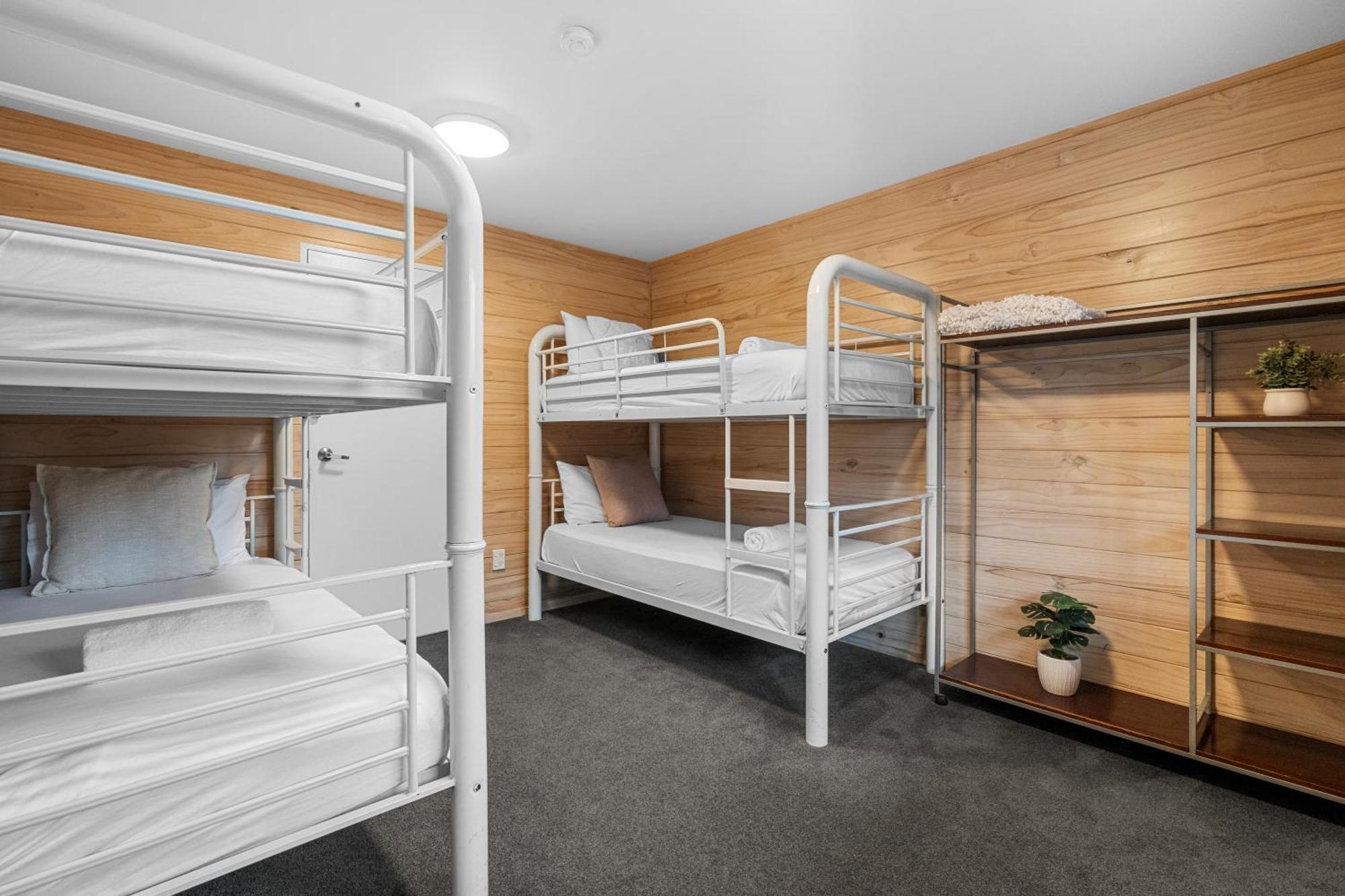 Tasman Holiday Parks - Крайстчерч Екстер'єр фото A typical dorm room at a hostel