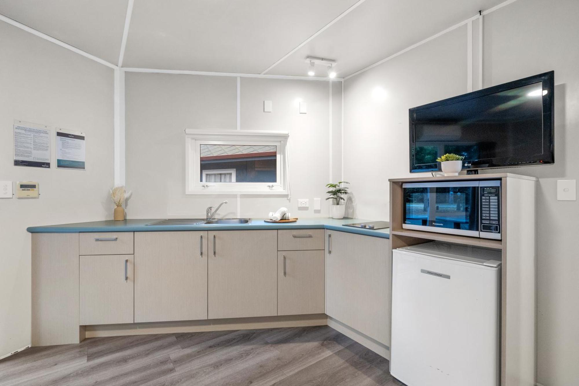 Tasman Holiday Parks - Крайстчерч Екстер'єр фото The kitchen of a one-bedroom apartment at the hospital